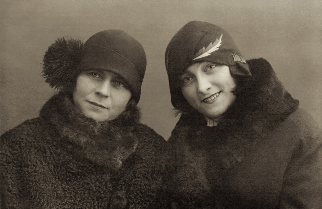 Мария Рогге и ее младшая дочь Нина, 17 декабря 1930, г. Воронеж. Теща, Мария Емельяновна Рогге (урожденная Тарасенко) и Нина, её младшая дочь (справа).