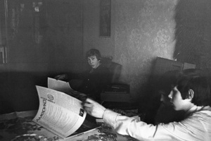 Одноклассники в гостях у фотографа класса после окончания 301 школы в Свиблово, июнь 1977, г. Москва. Большая комната в двухкомнатной квартире. Просмотр журналов. В журнале «Америка» было много хороших фото, на которых можно было учиться, как правильно делать фотосъёмку. На журнальном столике – стерео проигрыватель виниловых пластинок&nbsp;«Аккорд» и одна из звуковых колонок от него.