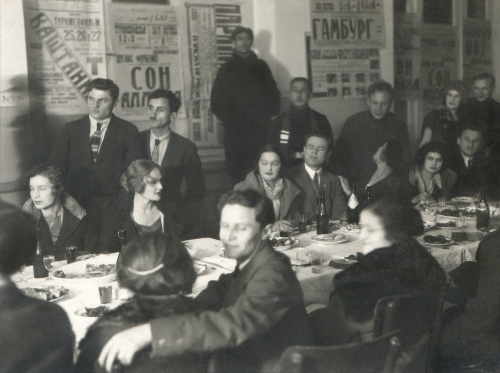 Местная творческая богема, 1928 - 1929, Туркменская ССР, г. Ашхабад. Съемка при магниевой вспышке, она горит очень ярко, все прищурили глаза. Борис Александрович  Баш (Шишлянников) в центре со своей женой (слева).&nbsp;