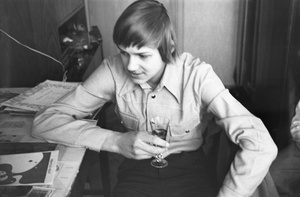 Одноклассники в гостях у фотографа класса после окончания 301 школы в Свиблово, июнь 1977, г. Москва