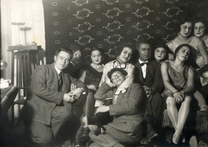 Местная творческая богема, 1927 - 1928, Туркменская ССР, г. Ашхабад. &nbsp;Автопортрет (автор – крайний слева). У некоторых глаза закрыты из-за яркой магниевой вспышки.