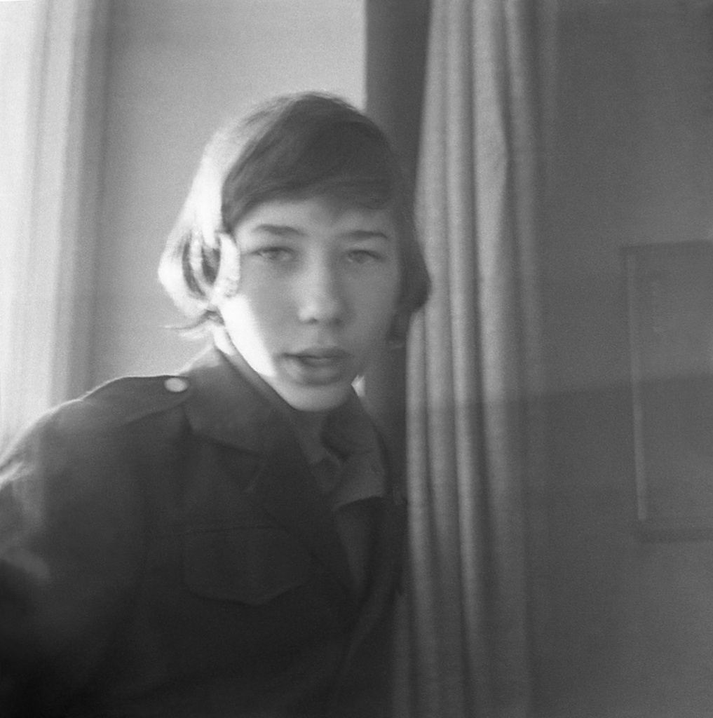 Одноклассники в гостях у фотографа класса после окончания 301 школы в Свиблово, июнь 1977, г. Москва