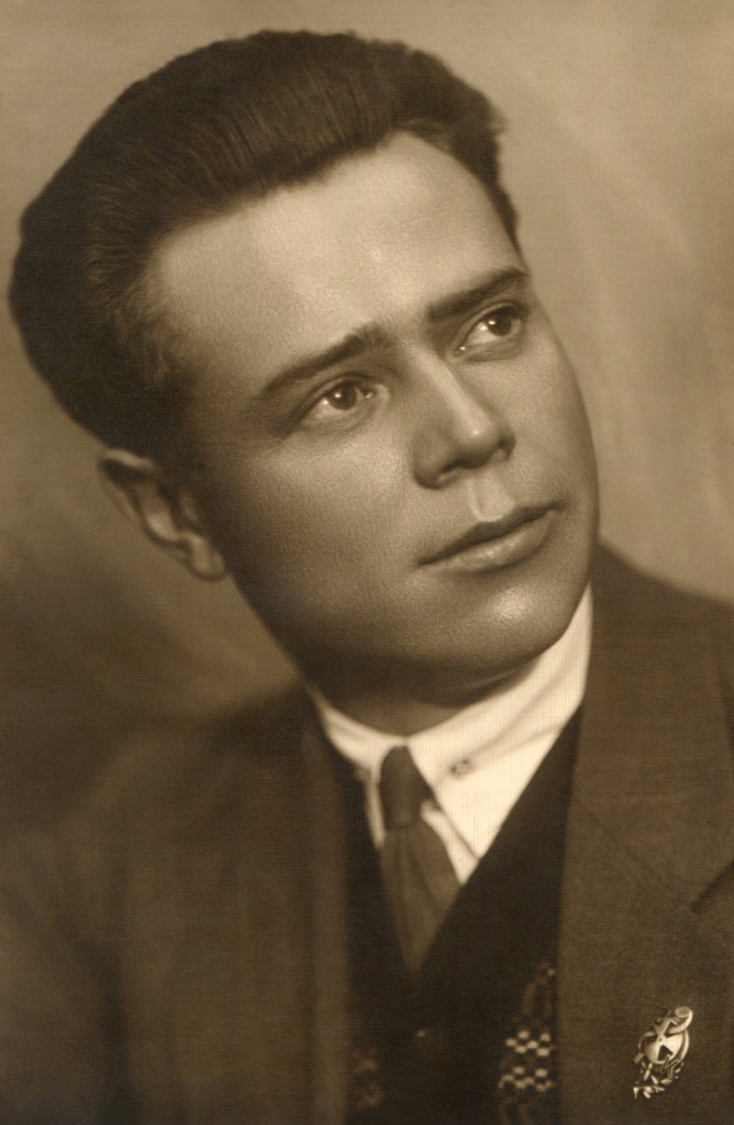 Борис Александрович Баш (Шишлянников), 1929 год, Узбекская ССР, г. Ташкент. На лацкане пиджака – значок Союза кинематографистов.&nbsp;