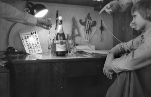 Одноклассники в гостях у фотографа класса после окончания 301 школы в Свиблово, июнь 1977, г. Москва. Маленькая комната автора фото в двухкомнатной квартире. Воспоминания о Суперсерии СССР — Канада, 1972. Фото сборной Канады по хоккею. Вадим Баш был на одном из этих матчей в Москве.