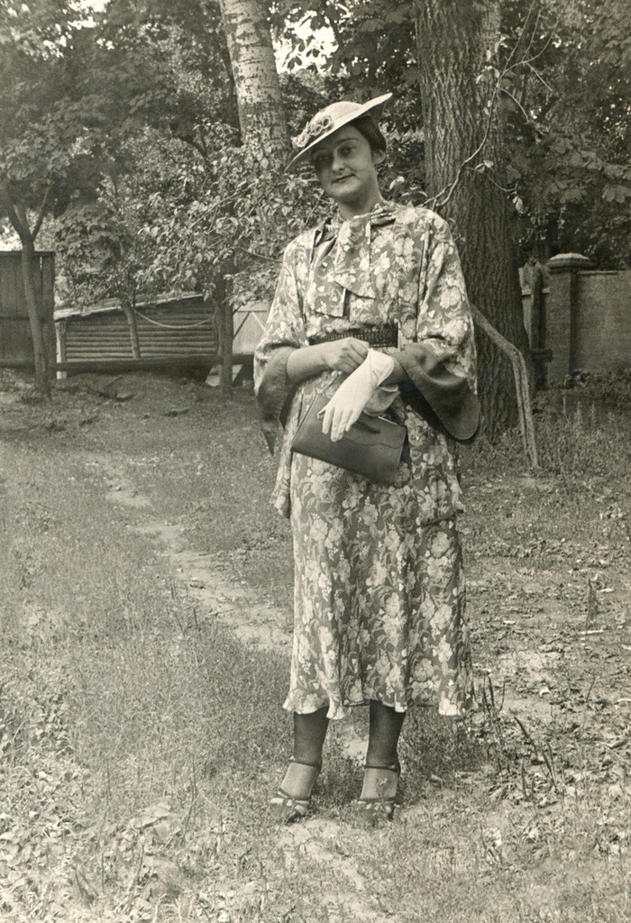 Портрет жены во дворе дома, 1936 год, г. Москва