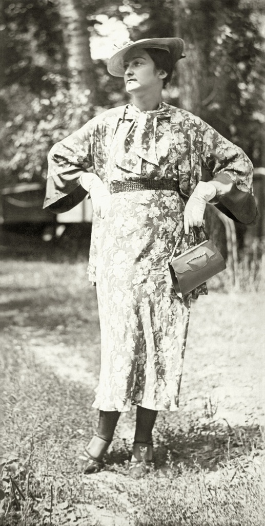 Портрет жены во дворе дома, 1936 год, г. Москва