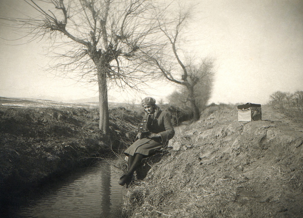 Портрет жены на берегу арыка, 1929 год, Туркменская ССР, г. Ашхабад