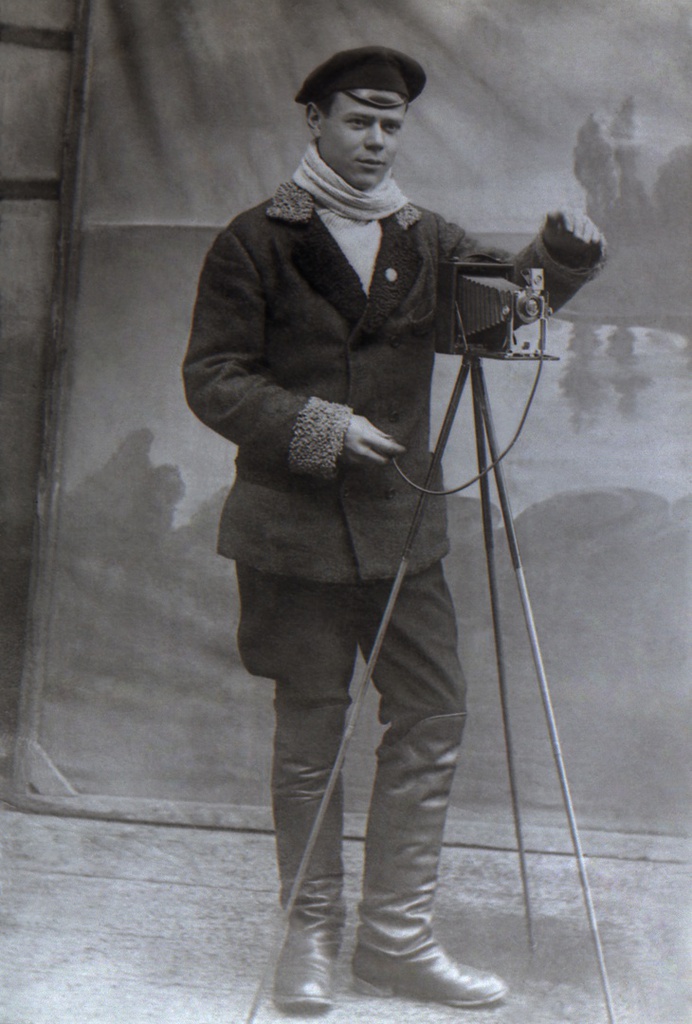 Автопортрет в своей фотостудии. Владикавказ, старый городской рынок, 1922 - 1923, г. Владикавказ