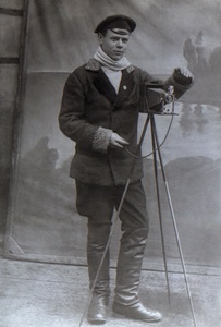Автопортрет в своей фотостудии. Владикавказ, старый городской рынок, 1922 - 1923, г. Владикавказ