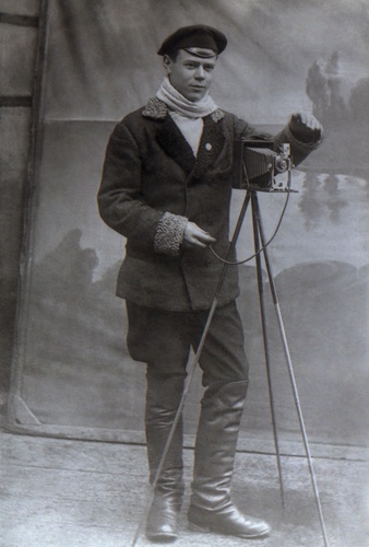 Автопортрет в своей фотостудии. Владикавказ, старый городской рынок, 1922 - 1923, г. Владикавказ