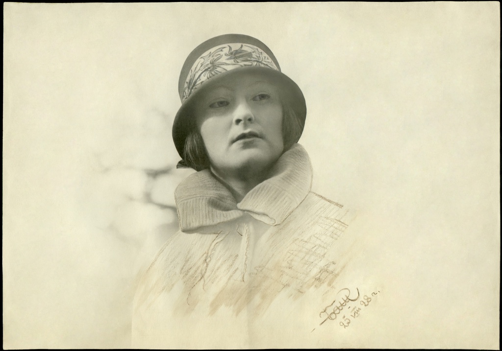 Портрет жены, 5 августа 1928, Туркменская ССР, г. Ашхабад. &nbsp;Коллаж и ручная ретушь автора – силуэт наклеен на размытый фон стены.