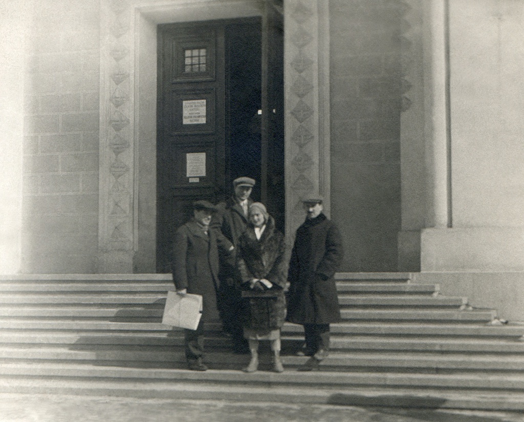 У входа в исторический музей, 1932 год, Грузинская ССР, г. Тбилиси. На фото, в центре:&nbsp; Борис Александрович&nbsp;Баш (Шишлянников) с женой.