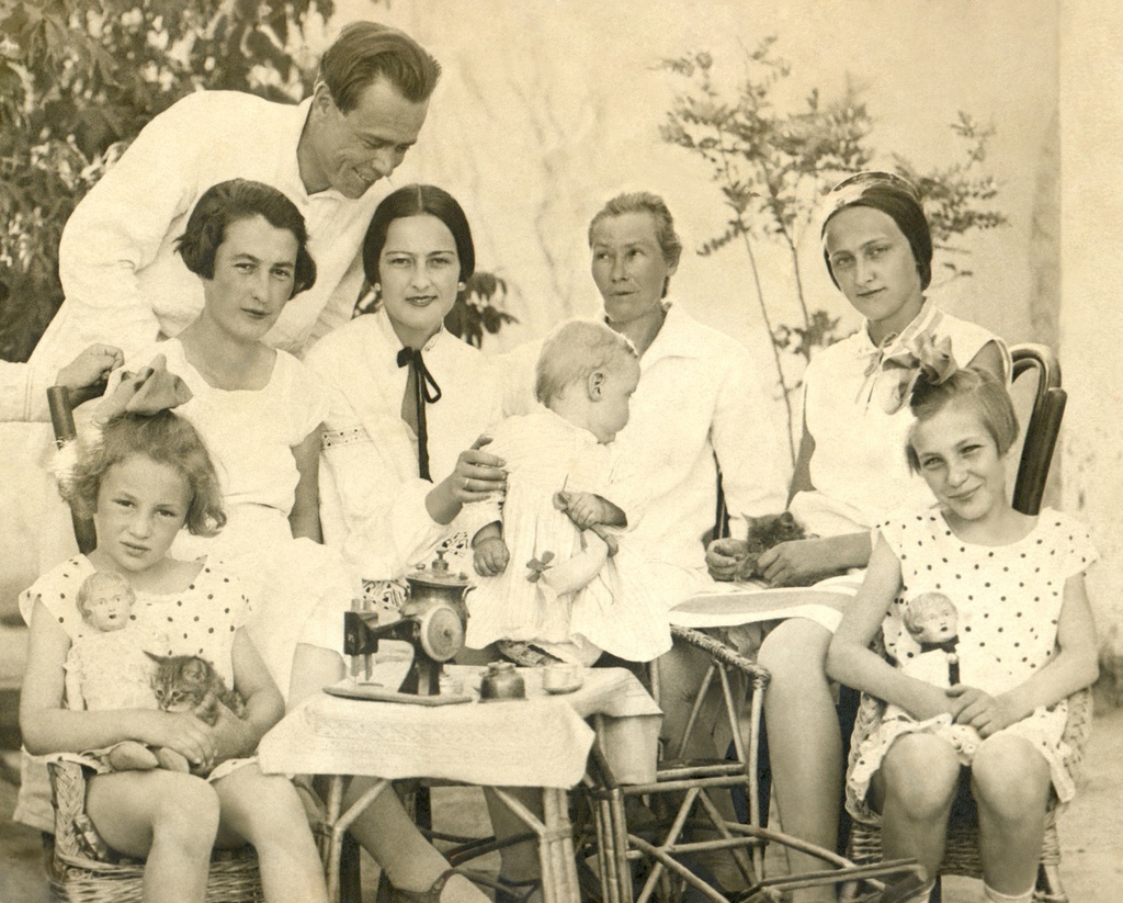 Автопортрет с женой, ее сестрой и подругами, 1930 год, Туркменская ССР, г. Ашхабад. Автопортрет с женой, ее сестрой (крайняя справа), хозяйкой дома (в центре), подругой жены (крайняя слева) и детьми хозяйки дома.