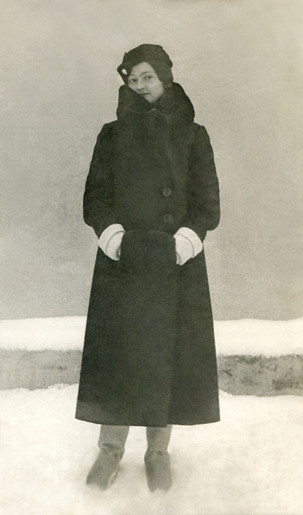 Портрет жены во дворе дома, 1937 год, г. Москва
