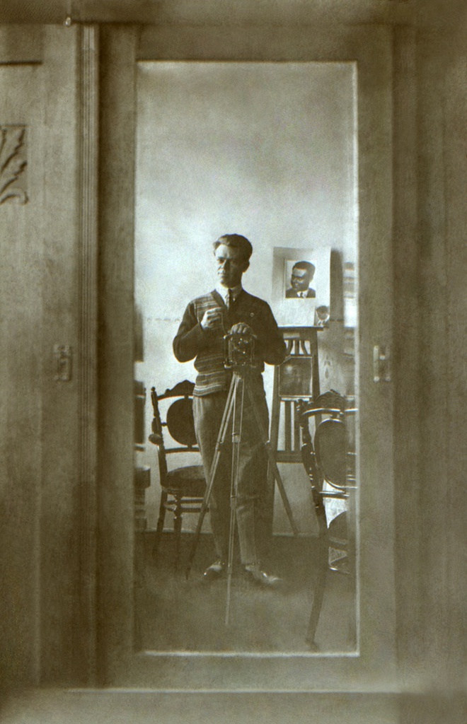 Автопортрет в интерьере жилой комнаты, 1929 год, Туркменская ССР, г. Ашхабад