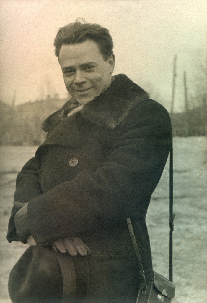 Борис Александрович Баш (Шишлянников), 1939 год, г. Москва. Фото сделал сын Олег (7 лет). Цвет фона у фотографии оригинальный – колоризация отца. Вероятно, старый дом 10 на Житной улице пошел под снос в 1939-1940 годах. Заявление в 1 класс на сына Олега подавали 10 июня 1939 года ещё по адресу: Житная, 10, но семье Бориса Александровича дали комнату в Нижних Котлах, Нижнекотловский переулок, дом 12, кв. 9., откуда сын Олег в 1940 году пошел в 8 лет в 1 класс 548-й школы Москворецкого района.