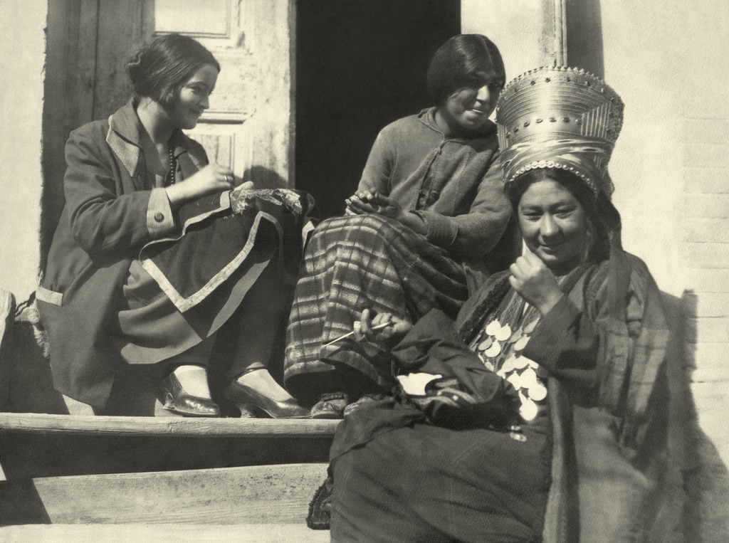 Портрет жены за шитьем среди местных женщин, 1928 год, Туркменская ССР, г. Ашхабад