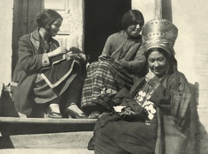 Портрет жены за шитьем среди местных женщин, 1928 год, Туркменская ССР, г. Ашхабад