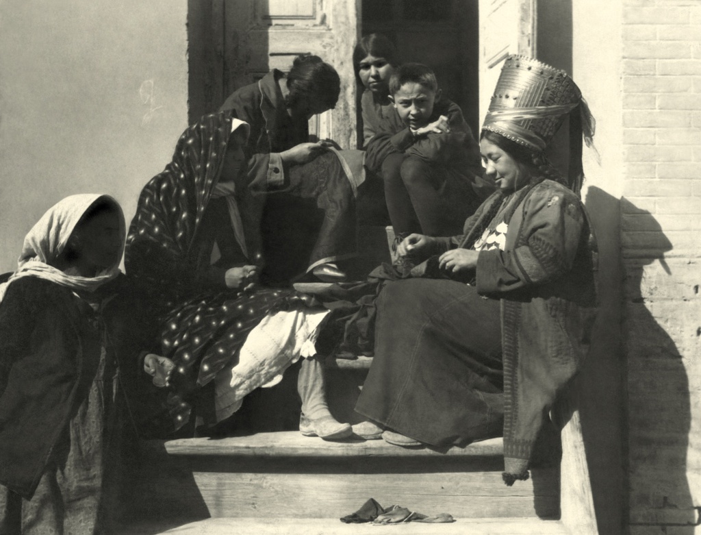Портрет жены за шитьем среди местных женщин, 1928 год, Туркменская ССР, г. Ашхабад. Жена третья слева.