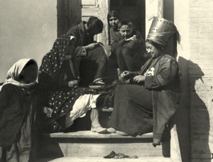 Портрет жены за шитьем среди местных женщин, 1928 год, Туркменская ССР, г. Ашхабад. Жена третья слева.