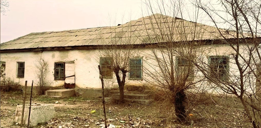 Здание бывшего Голубевского станичного правления, апрель - октябрь 1990, Казахская ССР, Талды-Курганская обл., Панфиловский р-н, с. Коктал. Здание бывшего Голубевского (Борохудзирского) станичного правления, в советское время – сельский совет. Станица Голубевская, основанная в 1872 году, на месте пикета Борохудзир. Название дано в честь астронома и геодезиста Александра Федоровича Голубева, проводившего в этих краях геодезические работы. В 1926 году станица переименована в село Коктал.