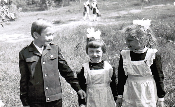 Старшие друзья, 1 сентября 1975, г. Москва. 1 сентября 1975 г. Я иду в первый класс. Во дворе школы № 659. Мои друзья-соседи-второклассники – Игорь Л. и Света Ч. Направление и место указаны примерно. Помню, что справа от здания.