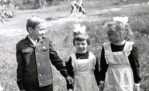 Старшие друзья, 1 сентября 1975, г. Москва. 1 сентября 1975 г. Я иду в первый класс. Во дворе школы № 659. Мои друзья-соседи-второклассники – Игорь Л. и Света Ч. Направление и место указаны примерно. Помню, что справа от здания.Выставка «Октябрята» с этой фотографией.
