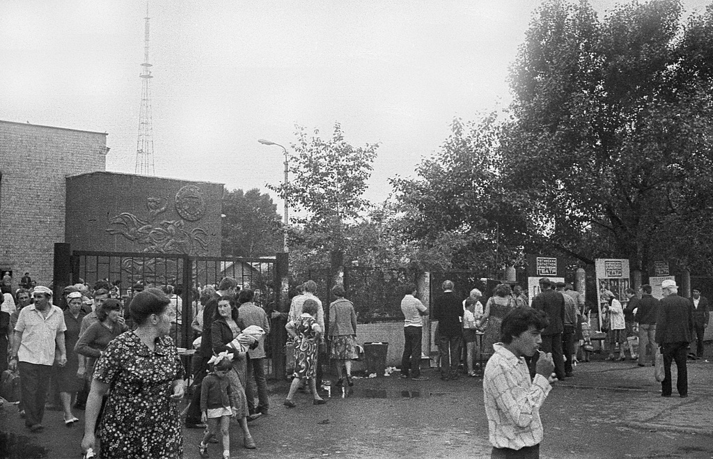 Панно «Хакасия» на фасаде Центрального рынка Абакана, 22 июля 1983, Красноярский край, Хакасская АО, г. Абакан. Монументально-декоративное панно «Хакасия» на фасаде торгового павильона в городе Абакане, созданное по хакасским народным мотивам. Художник Владимир Александрович Тодыков. (1973 г. Чеканка, алюминий).До 2018 года уникальное творение украшало фасад абаканского Центрального рынка.После   демонтажа панно «Хакасия»  хранилось в подсобных помещениях абаканского Центрального рынка. Позже, в 2019 году директор учреждения принял решение передать произведение искусства в фонд Хакасского национального краеведческого музея имени Леонида Романовича Кызласова.Хранится в Хакасском национальном краеведческом музее им. Л. Р. Кызласова.Выставка «Из Хакасии» с этой фотографией.