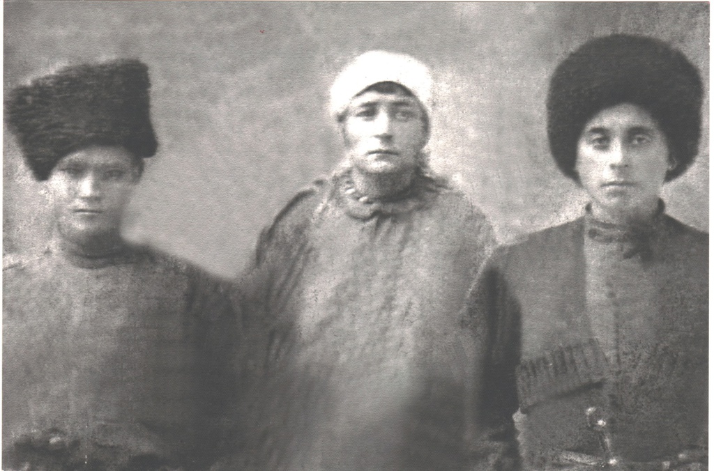 Род Иваночкиных, терские казаки староверы, 1920 - 1930, Чечено-Ингушская АССР, Шелковский р-н, станица Курдюковская. Крайний справа – Евсей Иванович Иваночкин (1901–1987) казак-старовер, участник ВОВ.Фотография из архива Дмитрия Бердникова.