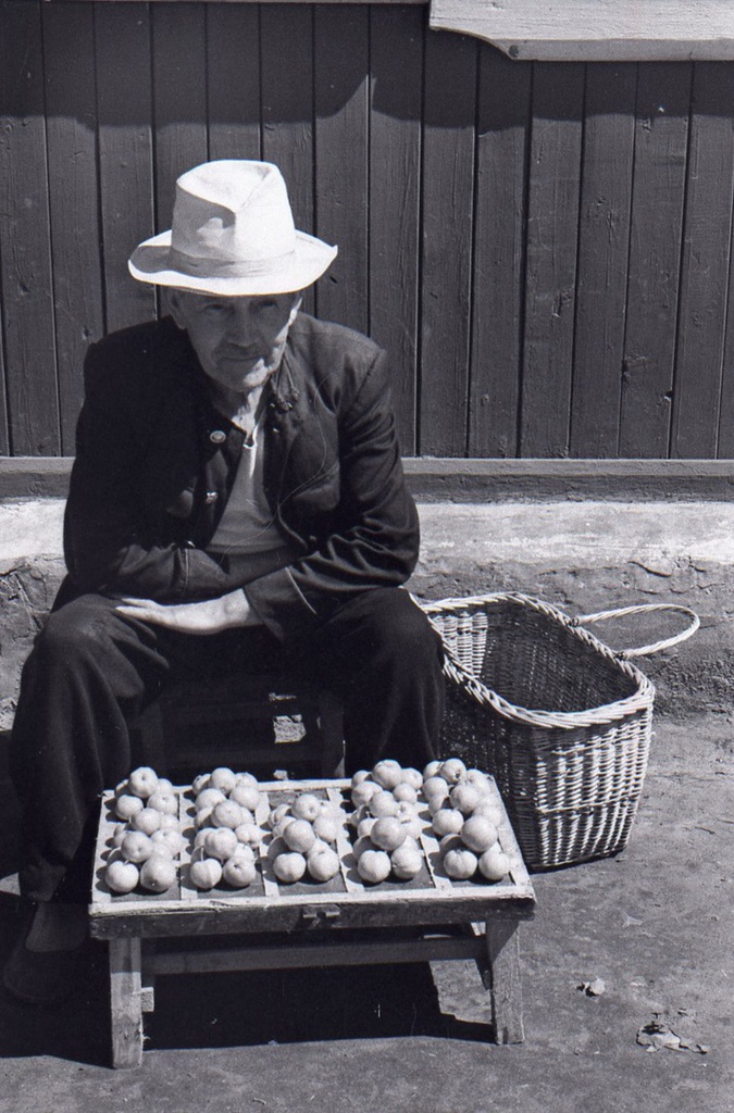 Сельский пенсионер продает яблочки, 15 августа 1962, Московская обл., Воскресенский р-н, с. Конобеево. Фотография из архива пользователя Для-Поэтов И-Влюбленных.