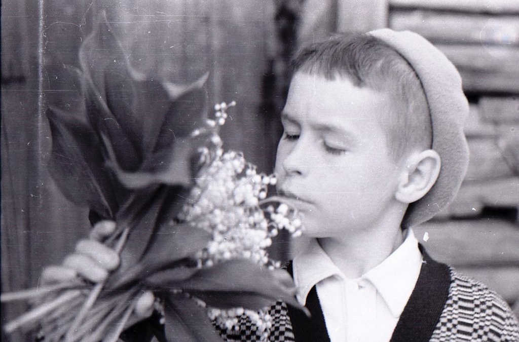 «Прелестные цветы», 20 мая 1962, Московская обл., с. Конобеево. «Разбираю отцовские пленки... Делаю это очень заинтересованно. Нахожу и наши общие портреты. Вот мое фото, которое отец сделал с некоторым юмором. Так формировалась моя тонкая творческая натура! Тогда ландыши можно было свободно собирать. Они росли прямо за домом, в новом, посаженном после войны, сосновом лесу».Фотография из архива пользователя Для-Поэтов И-Влюбленных.