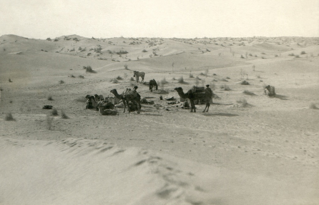 Перевозка кинооборудования. Привал в песках, 1924 - 1935, Туркменская ССР. Съемки для киностудии «Севзапкино» (ныне «Ленфильм») и кинофабрики в Полторацке (с 1927 года – Ашхабад). 