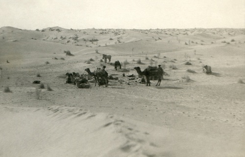 Перевозка кинооборудования. Привал в песках, 1924 - 1935, Туркменская ССР