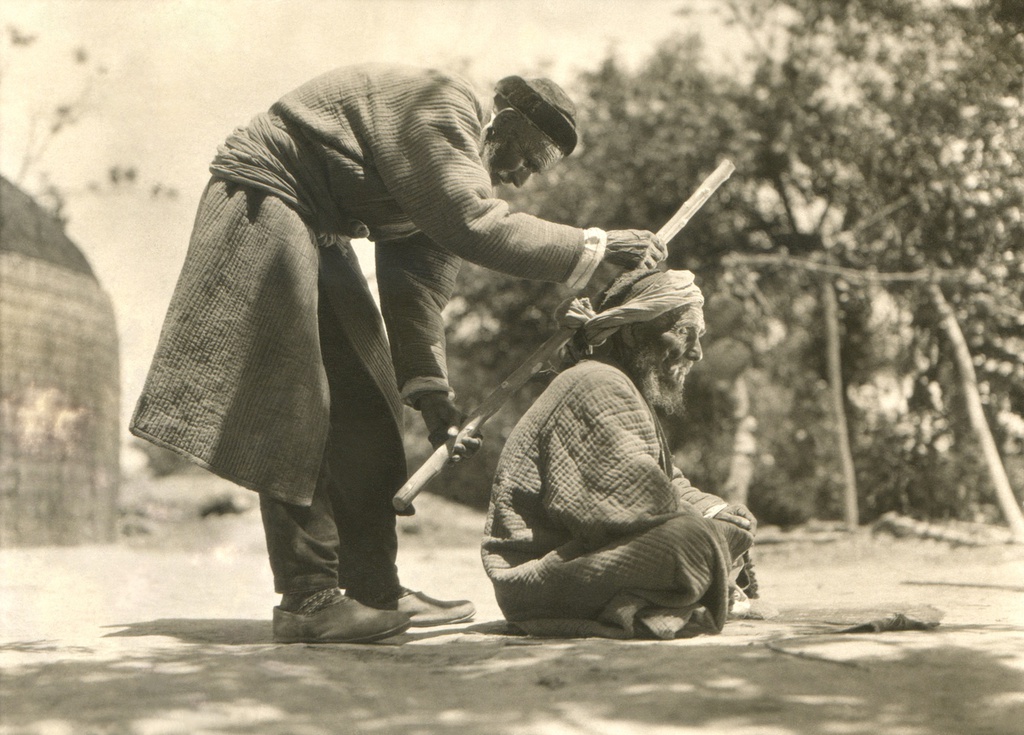 Табиб лечит туркмена от головной боли, 1924 - 1935, Туркменская ССР. Съемки для киностудии «Севзапкино» (ныне «Ленфильм») и кинофабрики в Полторацке (с 1927 года – Ашхабад).  Табиб – лекарь.