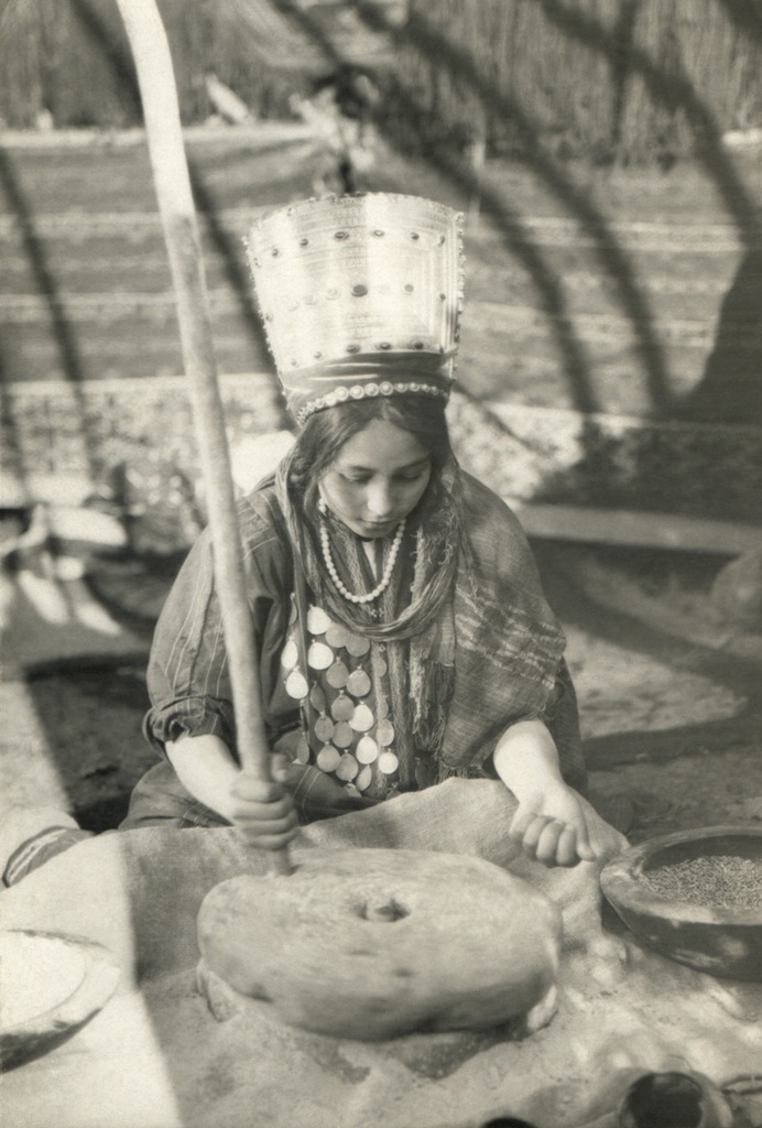 Туркменка молит муку, 1928 год, Туркменская ССР. Съемки для киностудии «Севзапкино» (ныне «Ленфильм») и кинофабрики в Ашхабаде. На съемках кинофильма «Туркмения».