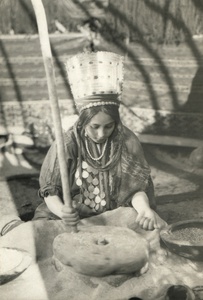 Туркменка молит муку, 1928 год, Туркменская ССР. Съемки для киностудии «Севзапкино» (ныне «Ленфильм») и кинофабрики в Ашхабаде. На съемках кинофильма «Туркмения».