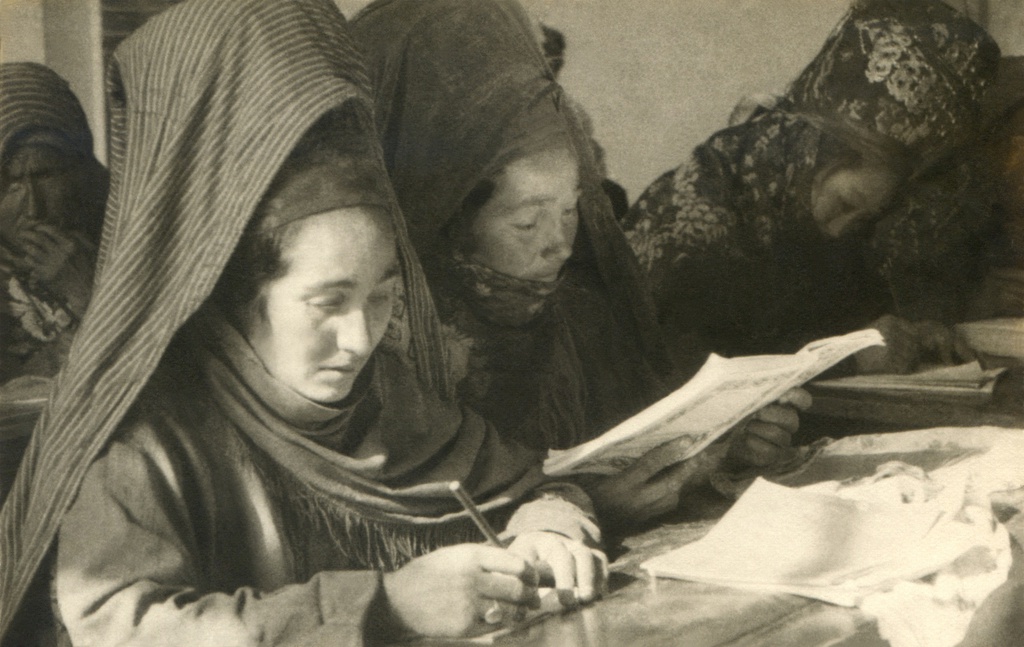 Ликбез для женщин, 1928 год, Туркменская ССР. Съемки для киностудии «Севзапкино» (ныне «Ленфильм») и кинофабрики в Ашхабаде. 