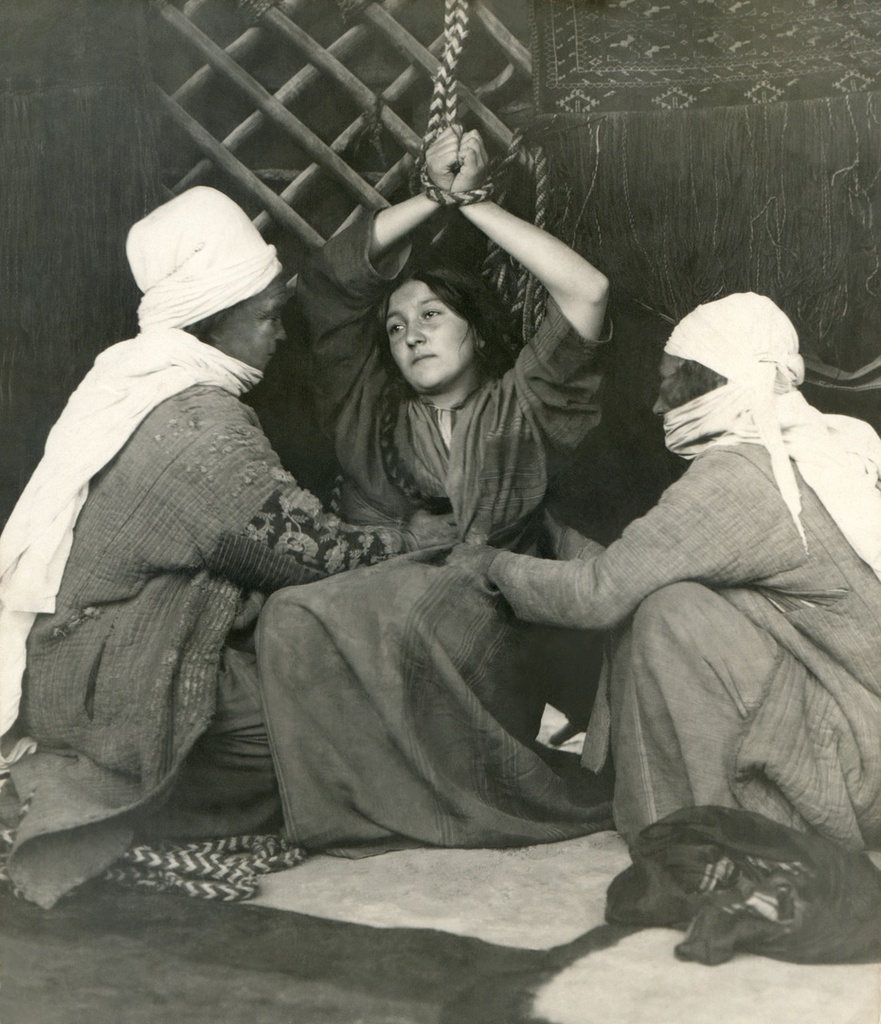 Туркменка рожает с помощью бабок, 1928 год, Туркменская ССР. Съемки для киностудии «Севзапкино» (ныне «Ленфильм») и кинофабрики в Ашхабаде. На съемках кинофильма «Туркмения».