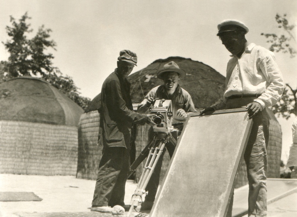 На съемках. Борис Александрович Баш (Шишлянников) за камерой Debrie Parvo, Model L, 35mm, 1924 - 1935, Туркменская ССР. Съемки для киностудии «Севзапкино» (ныне «Ленфильм») и кинофабрики в Полторацке (с 1927 года – Ашхабад).