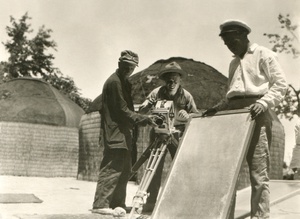 На съемках. Борис Александрович Баш (Шишлянников) за камерой Debrie Parvo, Model L, 35mm, 1924 - 1935, Туркменская ССР. Съемки для киностудии «Севзапкино» (ныне «Ленфильм») и кинофабрики в Полторацке (с 1927 года – Ашхабад).