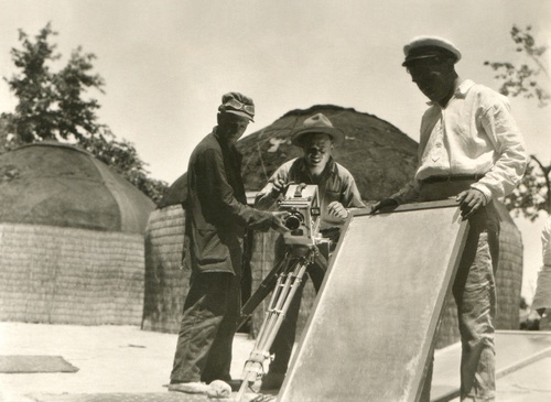 На съемках. Борис Александрович Баш (Шишлянников) за камерой Debrie Parvo, Model L, 35mm, 1924 - 1935, Туркменская ССР