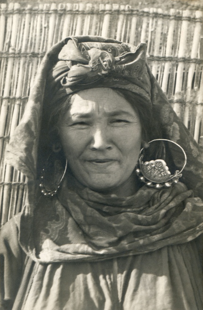 Туркменка из племени Йомуды, живущая у границы Персии, между Атреком и Кара-Кала, 1928 год, Туркменская ССР. Съемки для киностудии «Севзапкино» (ныне «Ленфильм») и кинофабрики в Ашхабаде. На съемках кинофильма «Туркмения».