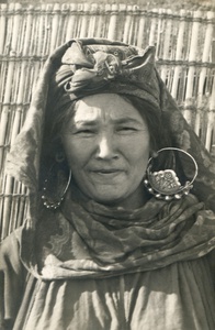 Туркменка из племени Йомуды, живущая у границы Персии, между Атреком и Кара-Кала, 1928 год, Туркменская ССР. Съемки для киностудии «Севзапкино» (ныне «Ленфильм») и кинофабрики в Ашхабаде. На съемках кинофильма «Туркмения».