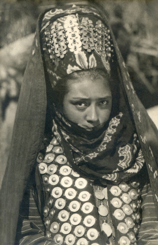 Туркменка, 1928 год, Туркменская ССР. Съемки для киностудии «Севзапкино» (ныне «Ленфильм») и кинофабрики в Ашхабаде. На съемках кинофильма «Туркмения».