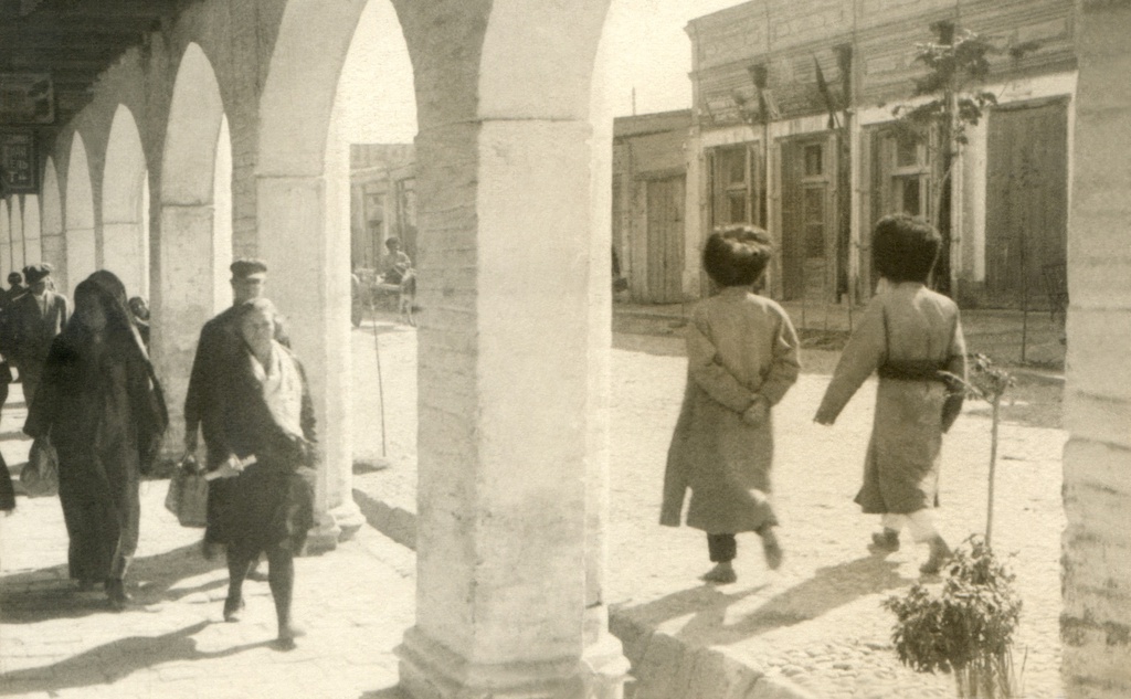 Караван-сарай, 1924 - 1935, Туркменская ССР, г. Ашхабад. Съемки для киностудии «Севзапкино» (ныне «Ленфильм») и кинофабрики в Полторацке (с 1927 года – Ашхабад).  Снято из галереи Караван-сарая.