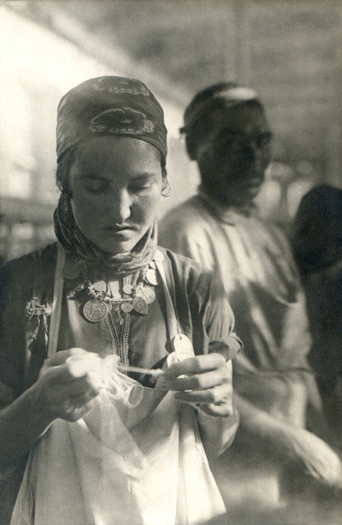 Туркменка на крытом рынке, 1924 - 1935, Туркменская ССР, г. Ашхабад. Съемки для киностудии «Севзапкино» (ныне «Ленфильм») и кинофабрики в Полторацке (с 1927 года – Ашхабад). 