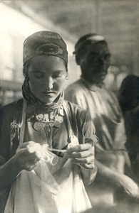 Туркменка на крытом рынке, 1924 - 1935, Туркменская ССР, г. Ашхабад. Съемки для киностудии «Севзапкино» (ныне «Ленфильм») и кинофабрики в Полторацке (с 1927 года – Ашхабад). 