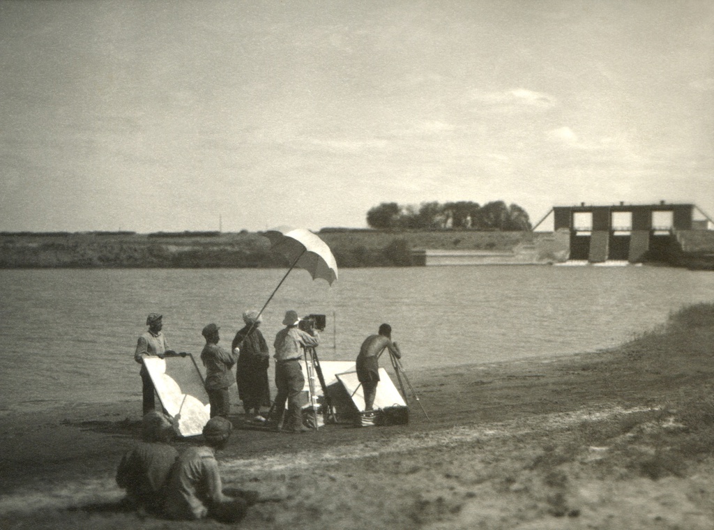 Султан-бентская (Иолотенская) плотина на реке Мургаб, 1924 - 1935, Туркменская ССР. Крайний справа, за камерой –  Борис Александрович Баш (Шишлянников). Съемки для киностудии «Севзапкино» (ныне «Ленфильм») и кинофабрики в Полторацке (с 1927 года – Ашхабад).