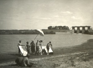 Султан-бентская (Иолотенская) плотина на реке Мургаб, 1924 - 1935, Туркменская ССР. Крайний справа, за камерой –  Борис Александрович Баш (Шишлянников). Съемки для киностудии «Севзапкино» (ныне «Ленфильм») и кинофабрики в Полторацке (с 1927 года – Ашхабад).