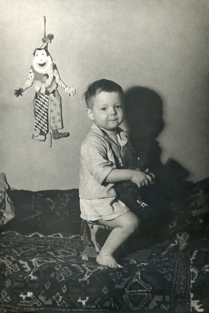 Портрет сына в комнате, 1934 год, г. Москва. Комната на верхнем этаже в коммунальной квартире, метров 15-20, где жил автор с женой, сыном и тещей. Автор – Борис Александрович Баш (Шишлянников) (1901–1942), фотограф, кинооператор и режиссер.